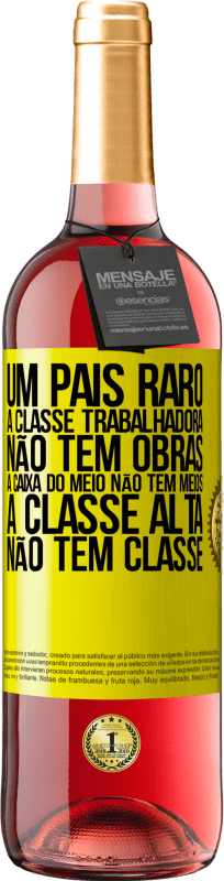 29,95 € | Vinho rosé Edição ROSÉ Um país raro: a classe trabalhadora não tem obras, a caixa do meio não tem meios, a classe alta não tem classe Etiqueta Amarela. Etiqueta personalizável Vinho jovem Colheita 2024 Tempranillo