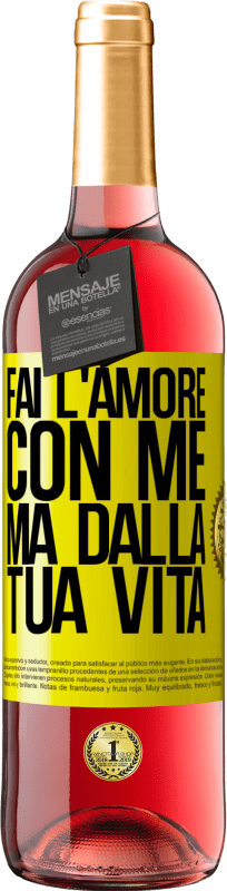 29,95 € Spedizione Gratuita | Vino rosato Edizione ROSÉ Fai l'amore con me, ma dalla tua vita Etichetta Gialla. Etichetta personalizzabile Vino giovane Raccogliere 2025 Tempranillo