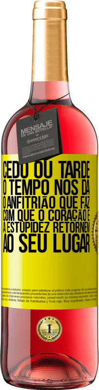 29,95 € Envio grátis | Vinho rosé Edição ROSÉ Cedo ou tarde, o tempo nos dá o anfitrião que faz com que o coração e a estupidez retornem ao seu lugar Etiqueta Amarela. Etiqueta personalizável Vinho jovem Colheita 2025 Tempranillo