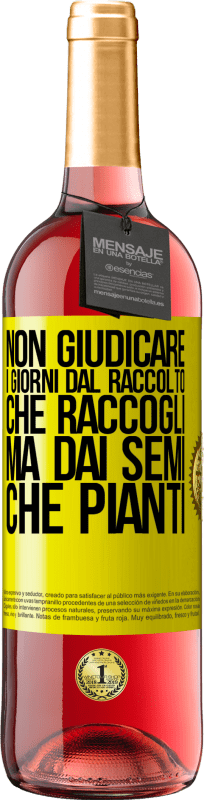 29,95 € Spedizione Gratuita | Vino rosato Edizione ROSÉ Non giudicare i giorni dal raccolto che raccogli, ma dai semi che pianti Etichetta Gialla. Etichetta personalizzabile Vino giovane Raccogliere 2024 Tempranillo