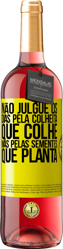 29,95 € Envio grátis | Vinho rosé Edição ROSÉ Não julgue os dias pela colheita que colhe, mas pelas sementes que planta Etiqueta Amarela. Etiqueta personalizável Vinho jovem Colheita 2025 Tempranillo