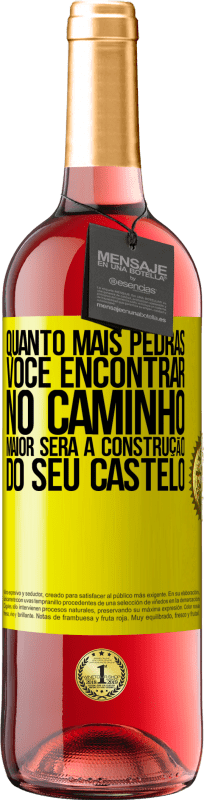 29,95 € Envio grátis | Vinho rosé Edição ROSÉ Quanto mais pedras você encontrar no caminho, maior será a construção do seu castelo Etiqueta Amarela. Etiqueta personalizável Vinho jovem Colheita 2025 Tempranillo