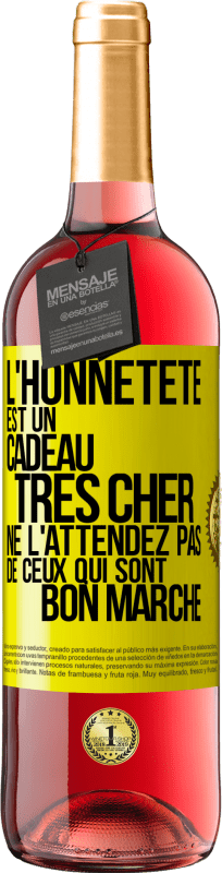 29,95 € Envoi gratuit | Vin rosé Édition ROSÉ L'honnêteté est un cadeau très cher. Ne l'attendez pas de ceux qui sont bon marché Étiquette Jaune. Étiquette personnalisable Vin jeune Récolte 2025 Tempranillo