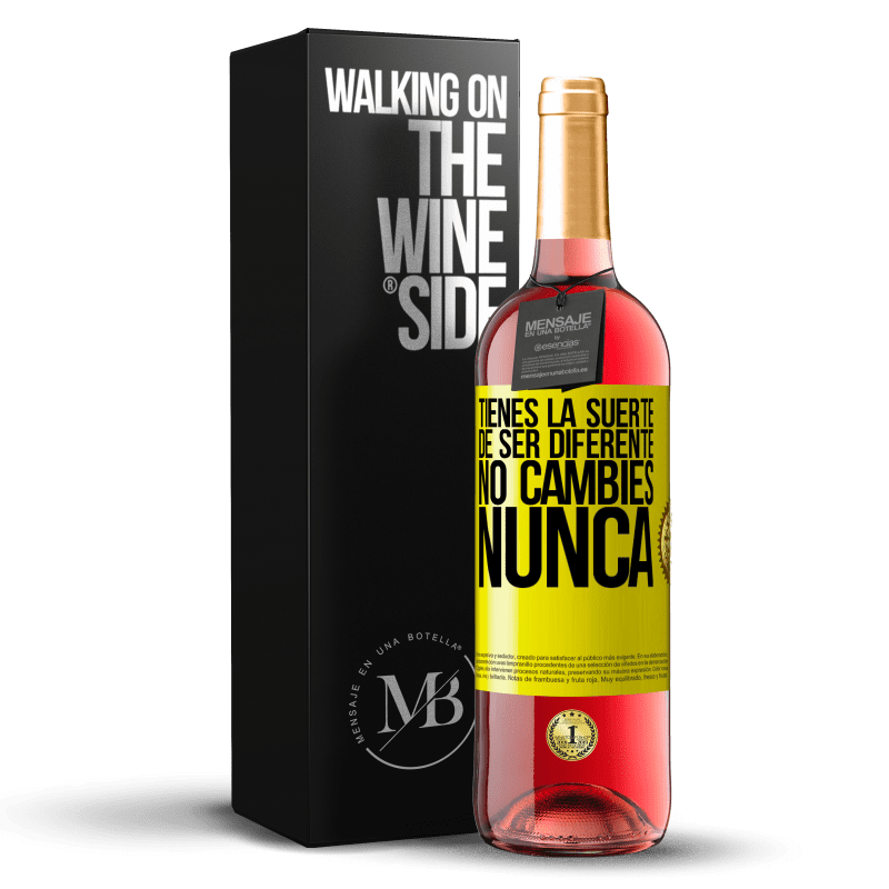 29,95 € Envío gratis | Vino Rosado Edición ROSÉ Tienes la suerte de ser diferente. No cambies nunca Etiqueta Amarilla. Etiqueta personalizable Vino joven Cosecha 2025 Tempranillo