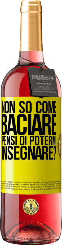 29,95 € Spedizione Gratuita | Vino rosato Edizione ROSÉ Non so come baciare, pensi di potermi insegnare? Etichetta Gialla. Etichetta personalizzabile Vino giovane Raccogliere 2025 Tempranillo
