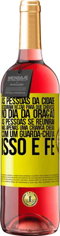 29,95 € | Vinho rosé Edição ROSÉ As pessoas da cidade decidiram rezar para que chovesse. No dia da oração, as pessoas se reuniram, mas apenas uma criança Etiqueta Amarela. Etiqueta personalizável Vinho jovem Colheita 2024 Tempranillo