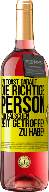 29,95 € | Roséwein ROSÉ Ausgabe Ein Toast darauf, die richtige Person zur falschen Zeit getroffen zu haben Gelbes Etikett. Anpassbares Etikett Junger Wein Ernte 2023 Tempranillo