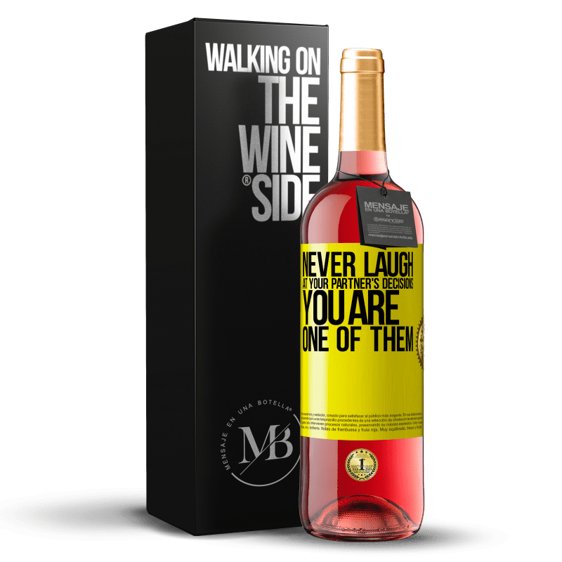 29,95 € Бесплатная доставка | Розовое вино Издание ROSÉ Никогда не смейтесь над решениями вашего партнера. Вы один из них Желтая этикетка. Настраиваемая этикетка Молодое вино Урожай 2023 Tempranillo