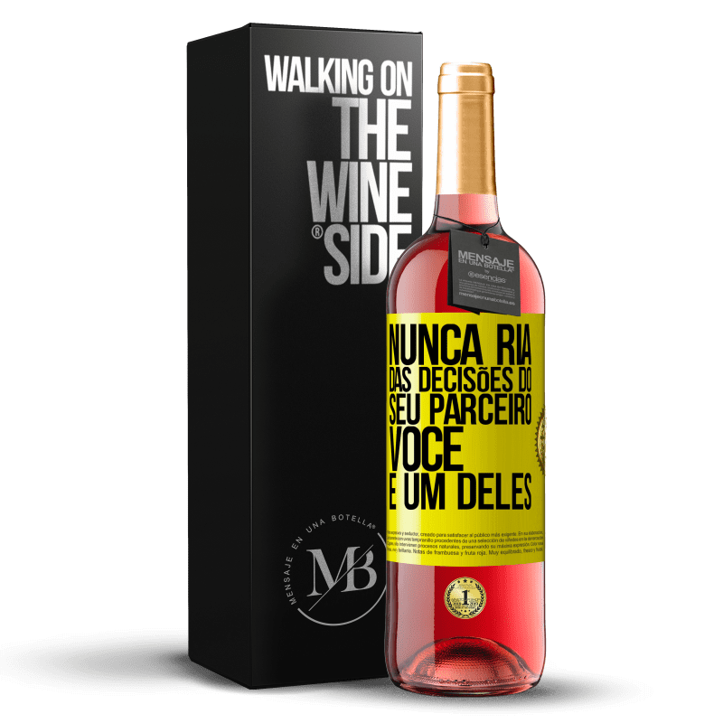 29,95 € Envio grátis | Vinho rosé Edição ROSÉ Nunca ria das decisões do seu parceiro. Você é um deles Etiqueta Amarela. Etiqueta personalizável Vinho jovem Colheita 2024 Tempranillo