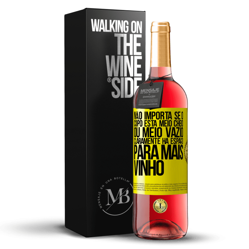 29,95 € Envio grátis | Vinho rosé Edição ROSÉ Não importa se o copo está meio cheio ou meio vazio. Claramente, há espaço para mais vinho Etiqueta Amarela. Etiqueta personalizável Vinho jovem Colheita 2024 Tempranillo