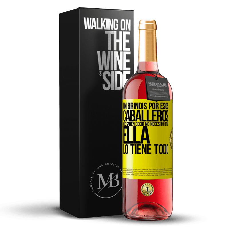 29,95 € Envío gratis | Vino Rosado Edición ROSÉ Un brindis por esos caballeros que saben decir No necesito otra, ella lo tiene todo Etiqueta Amarilla. Etiqueta personalizable Vino joven Cosecha 2023 Tempranillo