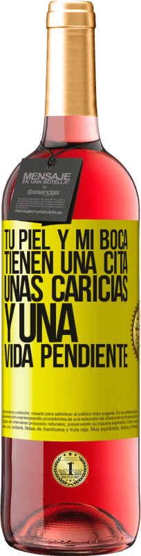 29,95 € | Vino Rosado Edición ROSÉ Tu piel y mi boca tienen una cita, unas caricias, y una vida pendiente Etiqueta Amarilla. Etiqueta personalizable Vino joven Cosecha 2025 Tempranillo