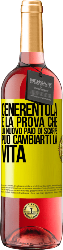 29,95 € Spedizione Gratuita | Vino rosato Edizione ROSÉ Cenerentola è la prova che un nuovo paio di scarpe può cambiarti la vita Etichetta Gialla. Etichetta personalizzabile Vino giovane Raccogliere 2024 Tempranillo