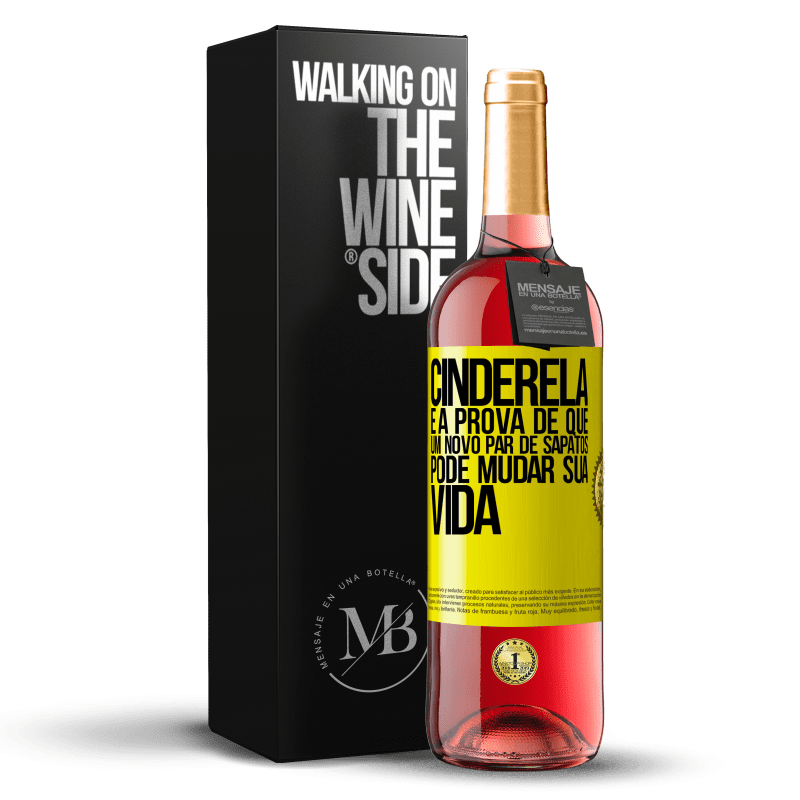 29,95 € Envio grátis | Vinho rosé Edição ROSÉ Cinderela é a prova de que um novo par de sapatos pode mudar sua vida Etiqueta Amarela. Etiqueta personalizável Vinho jovem Colheita 2024 Tempranillo