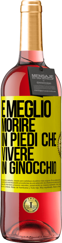 29,95 € Spedizione Gratuita | Vino rosato Edizione ROSÉ È meglio morire in piedi che vivere in ginocchio Etichetta Gialla. Etichetta personalizzabile Vino giovane Raccogliere 2025 Tempranillo