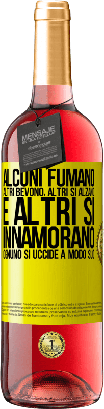 29,95 € Spedizione Gratuita | Vino rosato Edizione ROSÉ Alcuni fumano, altri bevono, altri si alzano e altri si innamorano. Ognuno si uccide a modo suo Etichetta Gialla. Etichetta personalizzabile Vino giovane Raccogliere 2025 Tempranillo