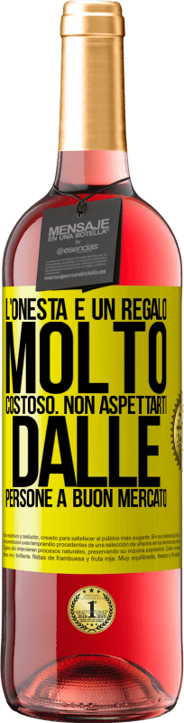 29,95 € Spedizione Gratuita | Vino rosato Edizione ROSÉ L'onestà è un regalo molto costoso. Non aspettarti dalle persone a buon mercato Etichetta Gialla. Etichetta personalizzabile Vino giovane Raccogliere 2025 Tempranillo