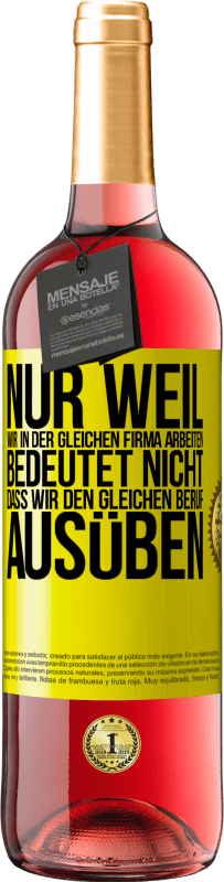 29,95 € | Roséwein ROSÉ Ausgabe Nur weil wir in der gleichen Firma arbeiten, bedeutet nicht, dass wir den gleichen Beruf ausüben Gelbes Etikett. Anpassbares Etikett Junger Wein Ernte 2023 Tempranillo