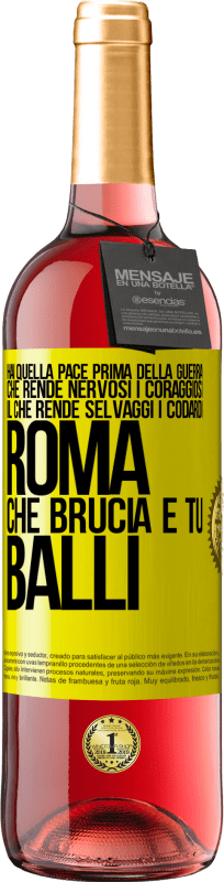 29,95 € | Vino rosato Edizione ROSÉ Hai quella pace prima della guerra che rende nervosi i coraggiosi, il che rende selvaggi i codardi. Roma che brucia e tu Etichetta Gialla. Etichetta personalizzabile Vino giovane Raccogliere 2024 Tempranillo