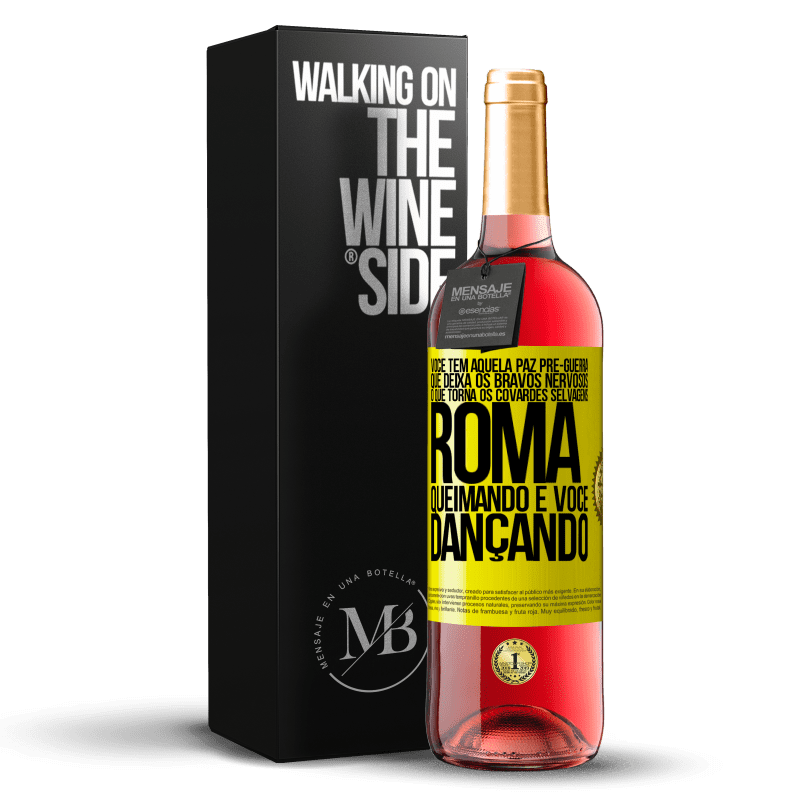 29,95 € Envio grátis | Vinho rosé Edição ROSÉ Você tem aquela paz pré-guerra que deixa os bravos nervosos, o que torna os covardes selvagens. Roma queimando e você Etiqueta Amarela. Etiqueta personalizável Vinho jovem Colheita 2024 Tempranillo