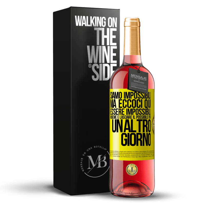 29,95 € Spedizione Gratuita | Vino rosato Edizione ROSÉ Siamo impossibili, ma eccoci qui, essere impossibili insieme e lasciare il possibile per un altro giorno Etichetta Gialla. Etichetta personalizzabile Vino giovane Raccogliere 2025 Tempranillo