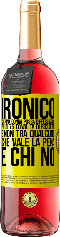 29,95 € Spedizione Gratuita | Vino rosato Edizione ROSÉ Ironico. Che una donna possa differenziare più di 75 tonalità di rossetti e non tra qualcuno che vale la pena e chi no Etichetta Gialla. Etichetta personalizzabile Vino giovane Raccogliere 2025 Tempranillo