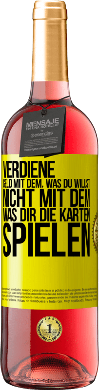 29,95 € Kostenloser Versand | Roséwein ROSÉ Ausgabe Verdiene Geld mit dem, was du willst, nicht mit dem, was dir die Karten spielen Gelbes Etikett. Anpassbares Etikett Junger Wein Ernte 2024 Tempranillo