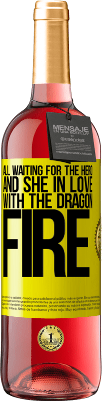 29,95 € | ロゼワイン ROSÉエディション すべてがヒーローを待ち、ドラゴンの火を愛する彼女 黄色のラベル. カスタマイズ可能なラベル 若いワイン 収穫 2023 Tempranillo