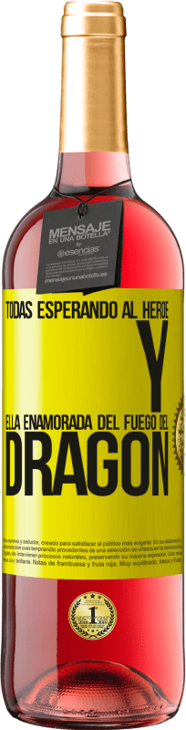 29,95 € | Vino Rosado Edición ROSÉ Todas esperando al héroe y ella enamorada del fuego del dragón Etiqueta Amarilla. Etiqueta personalizable Vino joven Cosecha 2024 Tempranillo