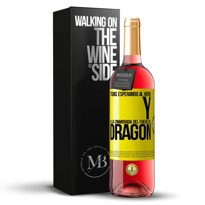 29,95 € Envío gratis | Vino Rosado Edición ROSÉ Todas esperando al héroe y ella enamorada del fuego del dragón Etiqueta Amarilla. Etiqueta personalizable Vino joven Cosecha 2024 Tempranillo