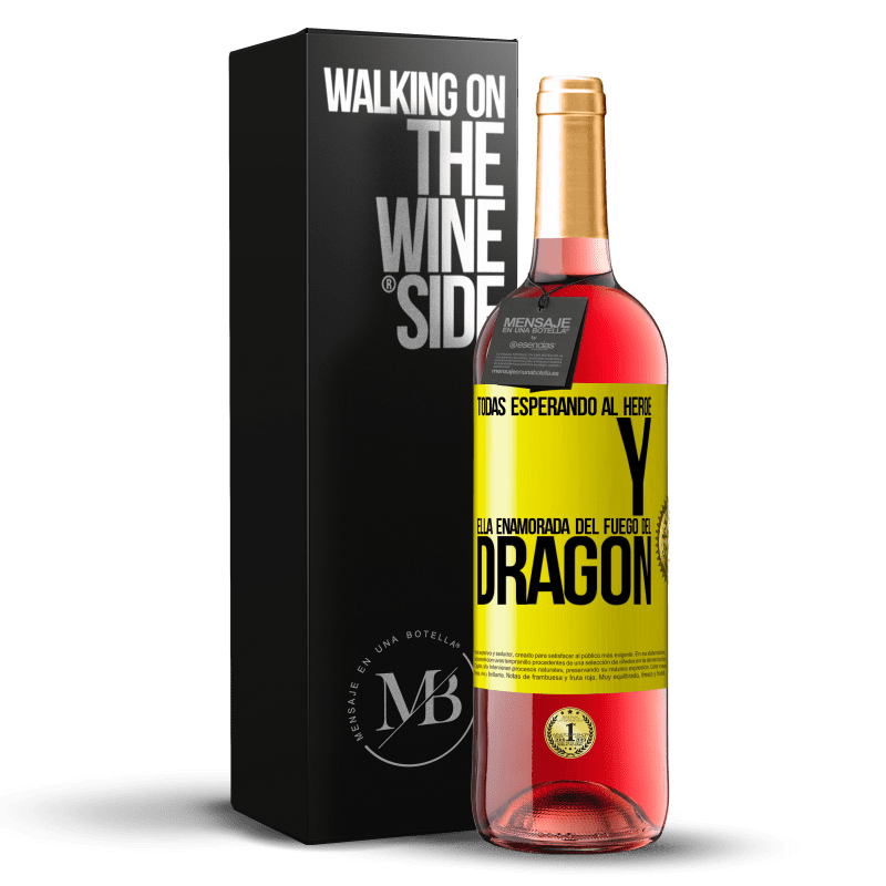 29,95 € Envío gratis | Vino Rosado Edición ROSÉ Todas esperando al héroe y ella enamorada del fuego del dragón Etiqueta Amarilla. Etiqueta personalizable Vino joven Cosecha 2025 Tempranillo