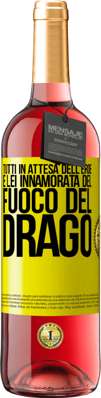 29,95 € Spedizione Gratuita | Vino rosato Edizione ROSÉ Tutti in attesa dell'eroe e lei innamorata del fuoco del drago Etichetta Gialla. Etichetta personalizzabile Vino giovane Raccogliere 2025 Tempranillo