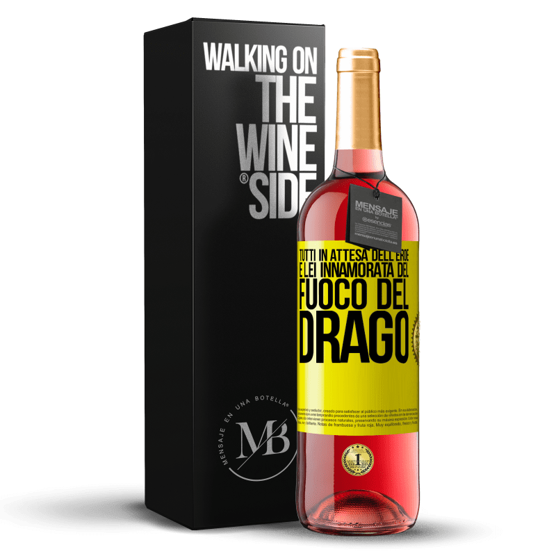 29,95 € Spedizione Gratuita | Vino rosato Edizione ROSÉ Tutti in attesa dell'eroe e lei innamorata del fuoco del drago Etichetta Gialla. Etichetta personalizzabile Vino giovane Raccogliere 2025 Tempranillo