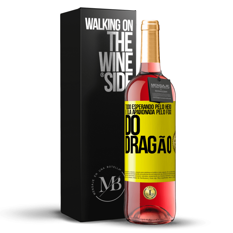 29,95 € Envio grátis | Vinho rosé Edição ROSÉ Tudo esperando pelo herói e ela apaixonada pelo fogo do dragão Etiqueta Amarela. Etiqueta personalizável Vinho jovem Colheita 2024 Tempranillo