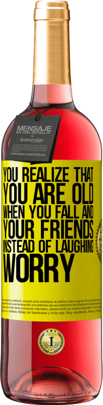 29,95 € | 桃红葡萄酒 ROSÉ版 您意识到自己跌倒和朋友时已经老了，而不是笑着担心 黄色标签. 可自定义的标签 青年酒 收成 2023 Tempranillo