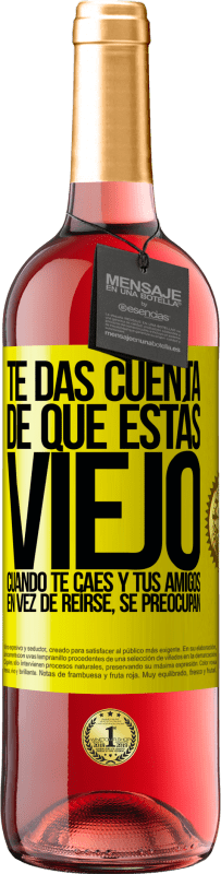 29,95 € | Vino Rosado Edición ROSÉ Te das cuenta de que estás viejo cuando te caes y tus amigos en vez de reírse, se preocupan Etiqueta Amarilla. Etiqueta personalizable Vino joven Cosecha 2025 Tempranillo