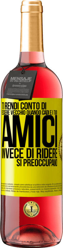 29,95 € | Vino rosato Edizione ROSÉ Ti rendi conto di essere vecchio quando cadi e i tuoi amici, invece di ridere, si preoccupano Etichetta Gialla. Etichetta personalizzabile Vino giovane Raccogliere 2025 Tempranillo