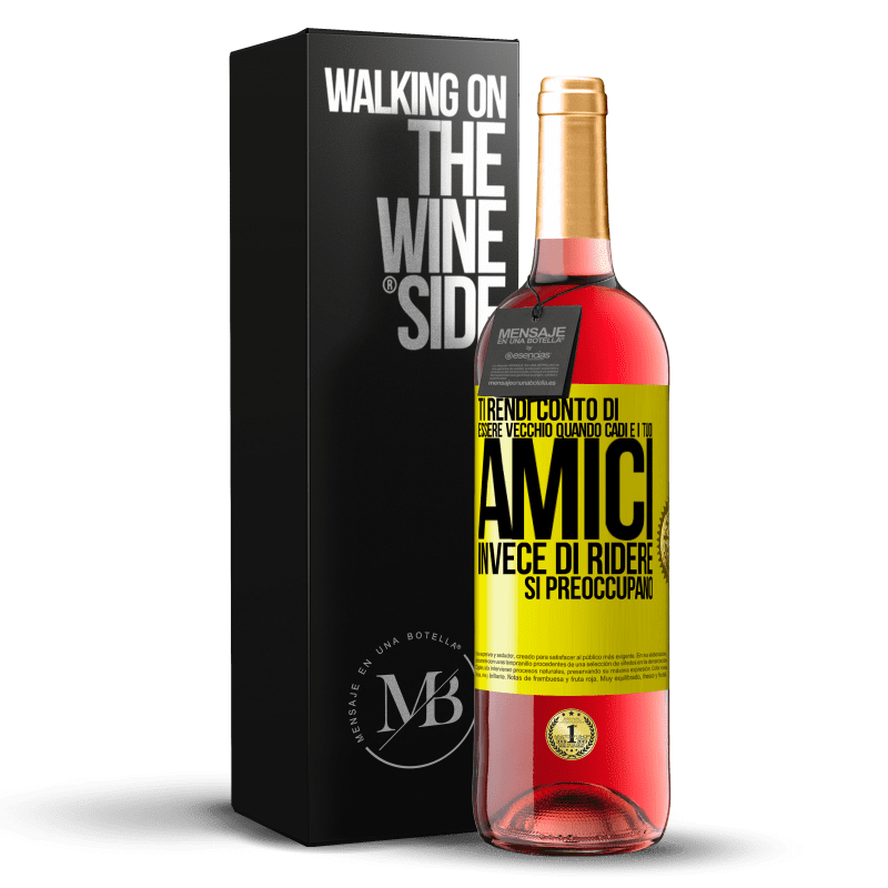 29,95 € Spedizione Gratuita | Vino rosato Edizione ROSÉ Ti rendi conto di essere vecchio quando cadi e i tuoi amici, invece di ridere, si preoccupano Etichetta Gialla. Etichetta personalizzabile Vino giovane Raccogliere 2025 Tempranillo