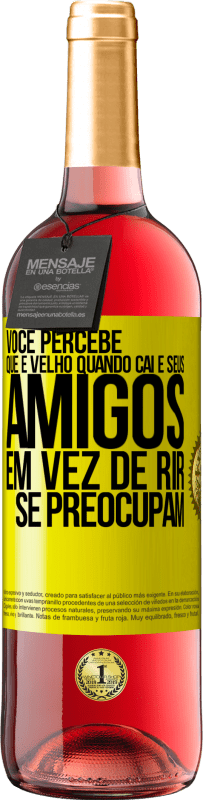 29,95 € Envio grátis | Vinho rosé Edição ROSÉ Você percebe que é velho quando cai e seus amigos, em vez de rir, se preocupam Etiqueta Amarela. Etiqueta personalizável Vinho jovem Colheita 2025 Tempranillo