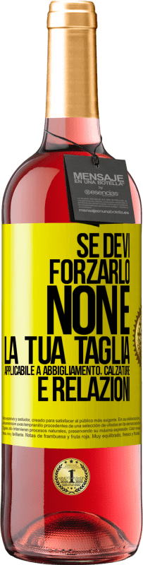 Spedizione Gratuita | Vino rosato Edizione ROSÉ Se devi forzarlo, non è la tua taglia. Applicabile a abbigliamento, calzature e relazioni Etichetta Gialla. Etichetta personalizzabile Vino giovane Raccogliere 2023 Tempranillo