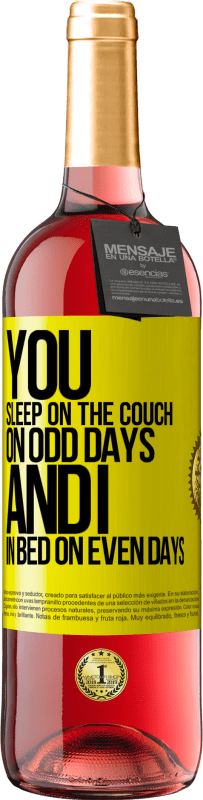 29,95 € | Rosé Wine ROSÉ Edition You sleep on the couch on odd days and I in bed on even days Yellow Label. Customizable label Young wine Harvest 2024 Tempranillo