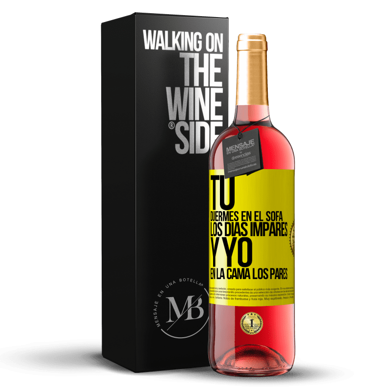 29,95 € Envío gratis | Vino Rosado Edición ROSÉ Tú duermes en el sofá los días impares y yo en la cama los pares Etiqueta Amarilla. Etiqueta personalizable Vino joven Cosecha 2023 Tempranillo