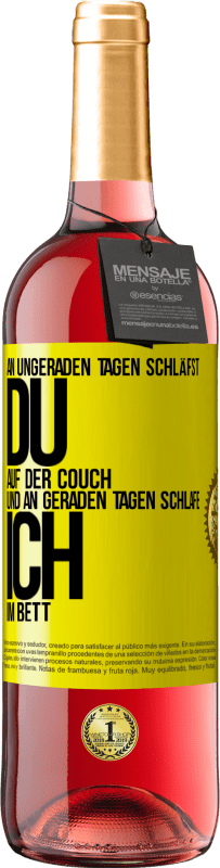 Kostenloser Versand | Roséwein ROSÉ Ausgabe An ungeraden Tagen schläfst du auf der Couch und an geraden Tagen schlafe ich im Bett. Gelbes Etikett. Anpassbares Etikett Junger Wein Ernte 2023 Tempranillo