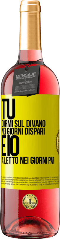 Spedizione Gratuita | Vino rosato Edizione ROSÉ Tu dormi sul divano nei giorni dispari e io a letto nei giorni pari Etichetta Gialla. Etichetta personalizzabile Vino giovane Raccogliere 2023 Tempranillo