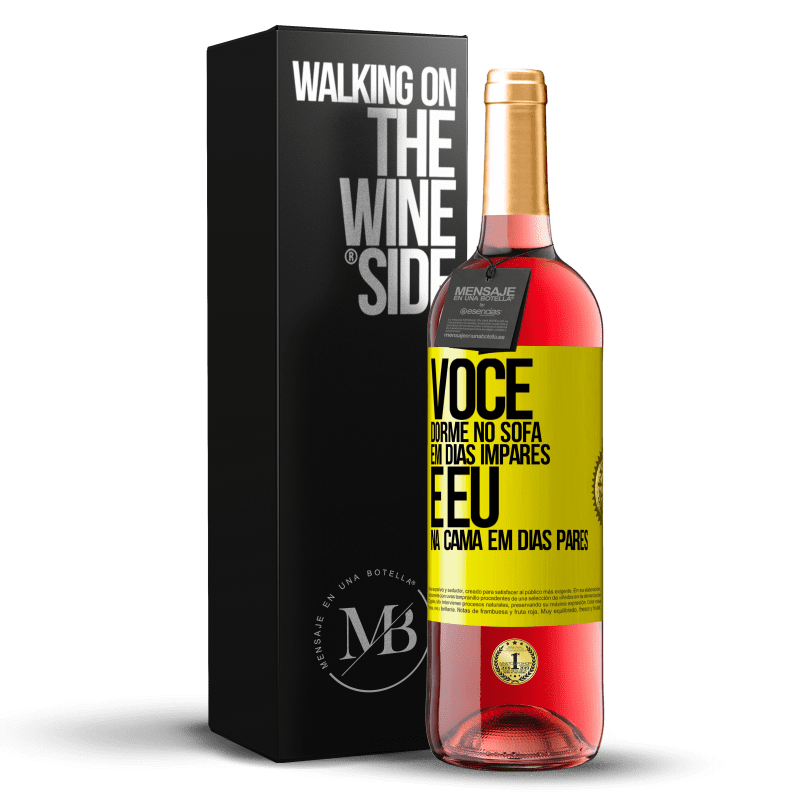 29,95 € Envio grátis | Vinho rosé Edição ROSÉ Você dorme no sofá em dias ímpares e eu na cama em dias pares Etiqueta Amarela. Etiqueta personalizável Vinho jovem Colheita 2025 Tempranillo