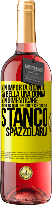 Spedizione Gratuita | Vino rosato Edizione ROSÉ Non importa quanto sia bella una donna, non dimenticare mai che da qualche parte c'è qualcuno stanco di spazzolarla Etichetta Gialla. Etichetta personalizzabile Vino giovane Raccogliere 2023 Tempranillo