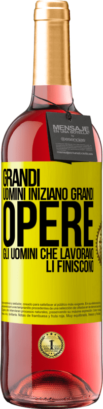 Spedizione Gratuita | Vino rosato Edizione ROSÉ Grandi uomini iniziano grandi opere. Gli uomini che lavorano li finiscono Etichetta Gialla. Etichetta personalizzabile Vino giovane Raccogliere 2023 Tempranillo