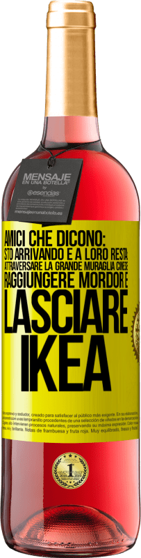 Spedizione Gratuita | Vino rosato Edizione ROSÉ Amici che dicono: sto arrivando. E a loro resta: attraversare la Grande Muraglia Cinese, raggiungere Mordor e lasciare Ikea Etichetta Gialla. Etichetta personalizzabile Vino giovane Raccogliere 2023 Tempranillo