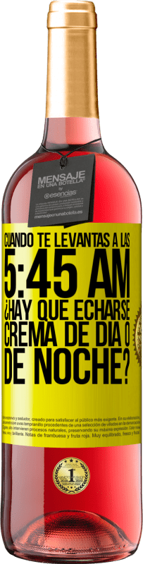 Envío gratis | Vino Rosado Edición ROSÉ Cuando te levantas a las 5:45 AM, ¿Hay que echarse crema de día o de noche? Etiqueta Amarilla. Etiqueta personalizable Vino joven Cosecha 2023 Tempranillo