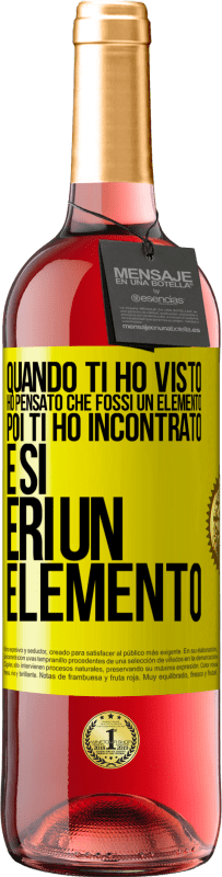 Spedizione Gratuita | Vino rosato Edizione ROSÉ Quando ti ho visto, ho pensato che fossi un elemento. Poi ti ho incontrato e sì, eri un elemento Etichetta Gialla. Etichetta personalizzabile Vino giovane Raccogliere 2023 Tempranillo